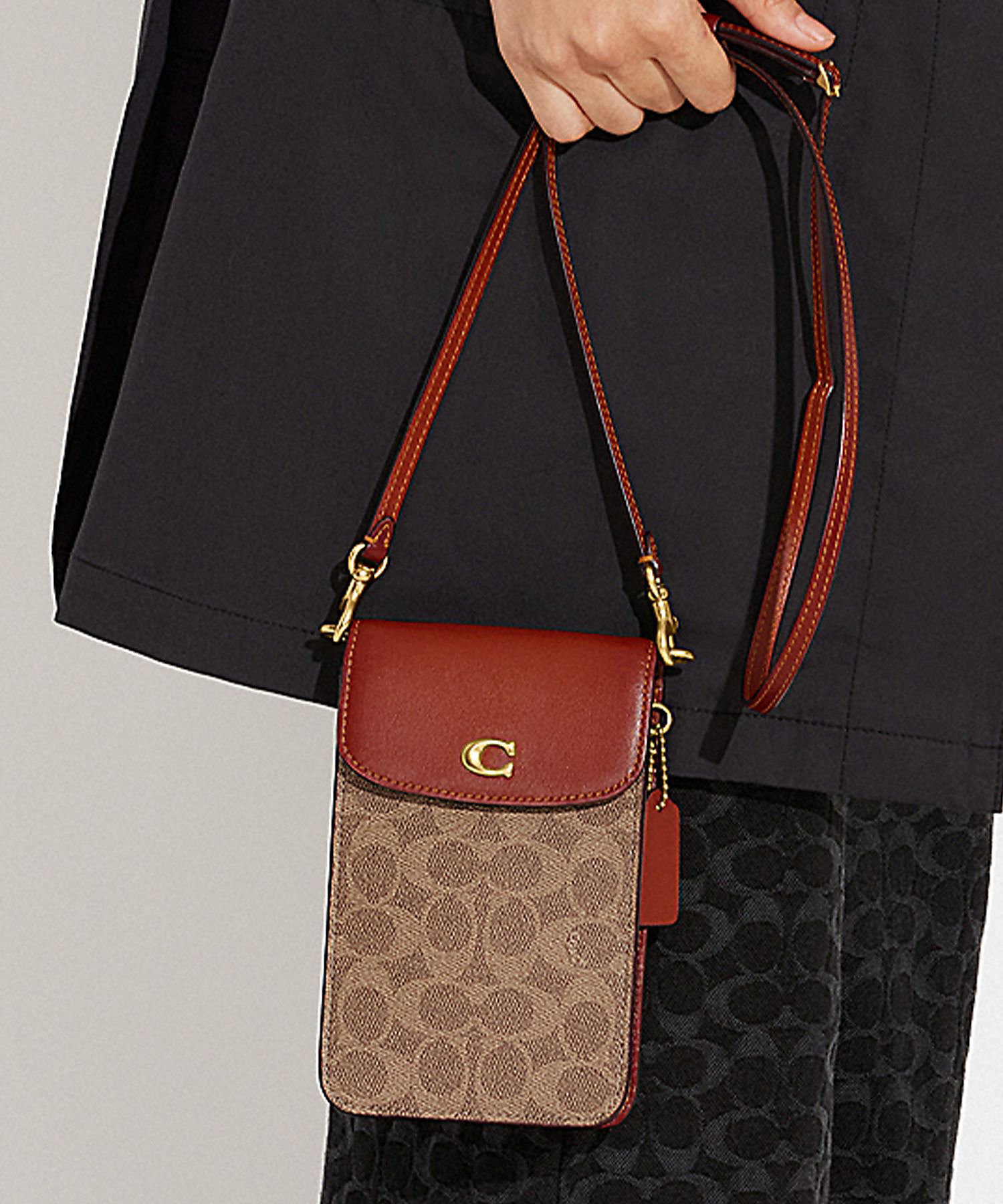 フォーン クロスボディ・シグネチャー キャンバス | COACH/コーチ