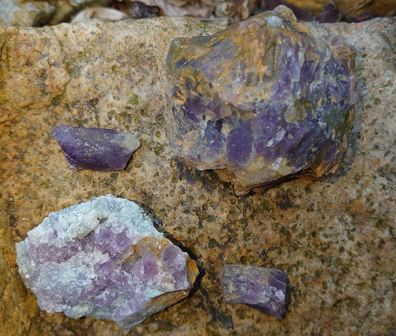 富井鉱山にてアメジスト（紫水晶）探し | スロイスの石を探すぞ！