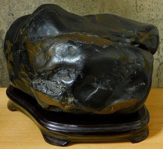 緋山酔恭「山水石美術館」 全国の水石・美石を紹介 神居古潭石 (真黒