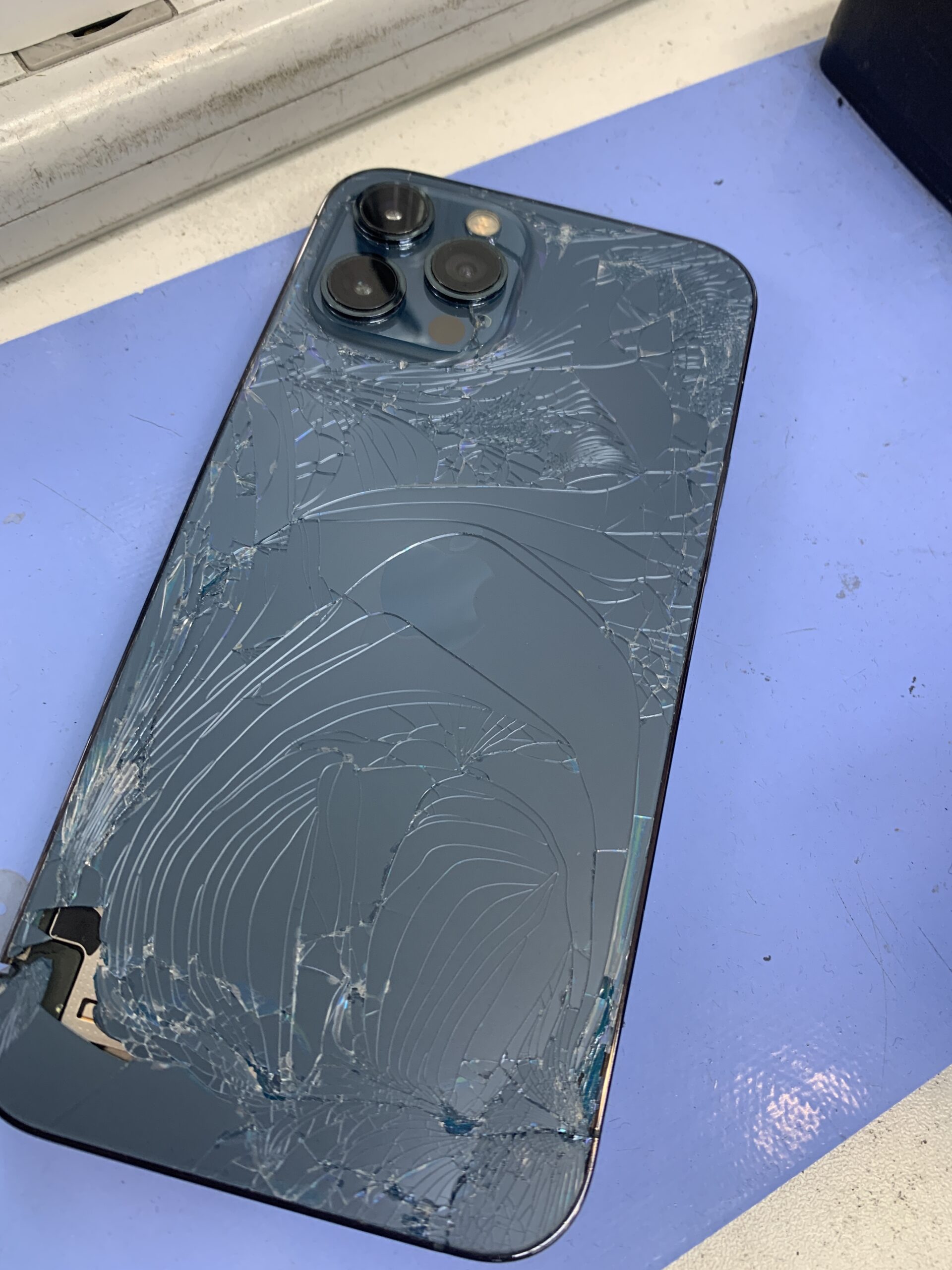 練馬店】iPhone12 Pro Maxの背面割れもお任せください！ - 最長1年保証