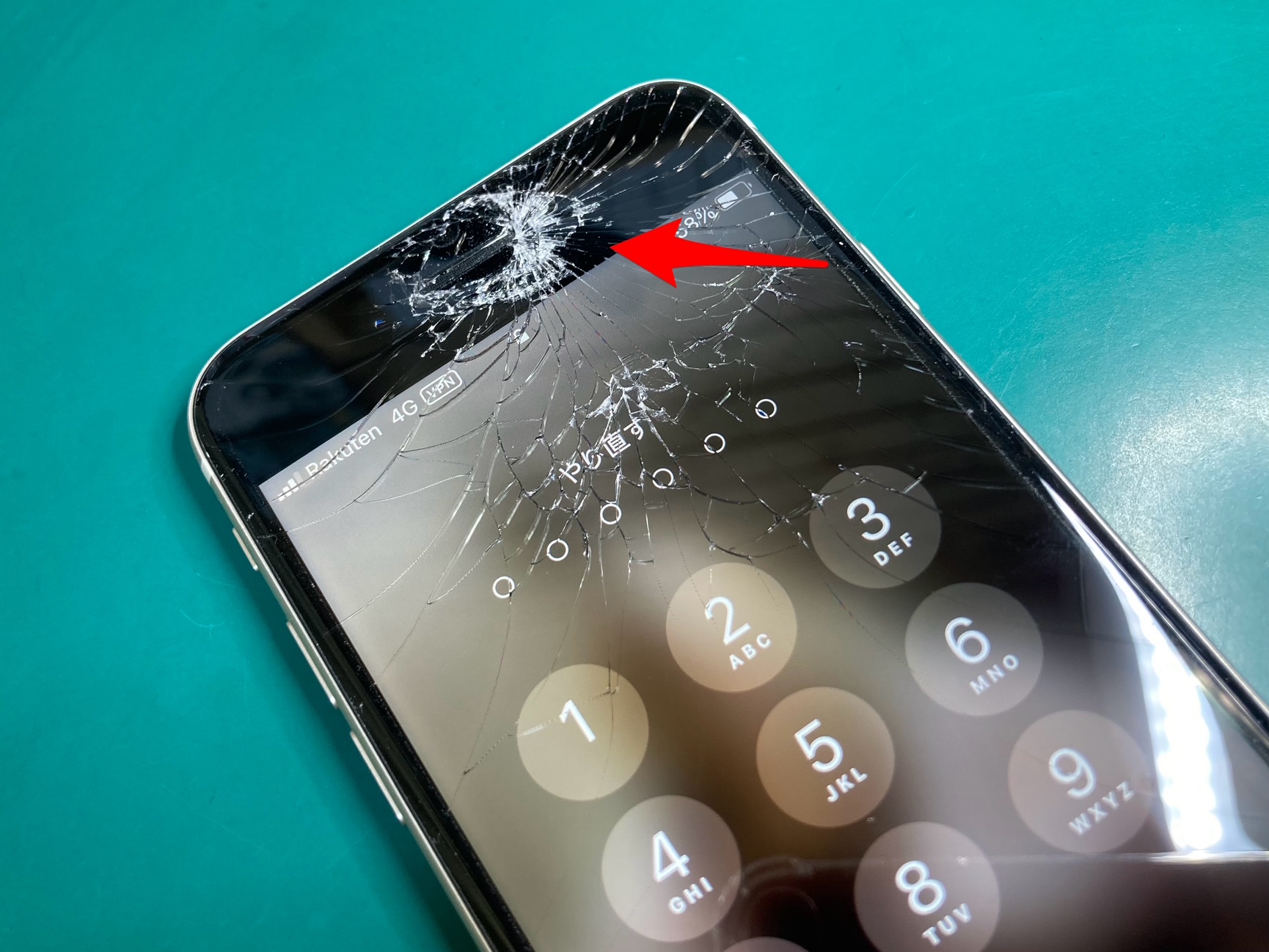 画面上部が激しく割れたiPhone SE3、フロントパネル交換で綺麗になり