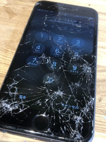 iPhone8 画面交換 画面割れをそのままにしていたらヒビ割れが悪化した