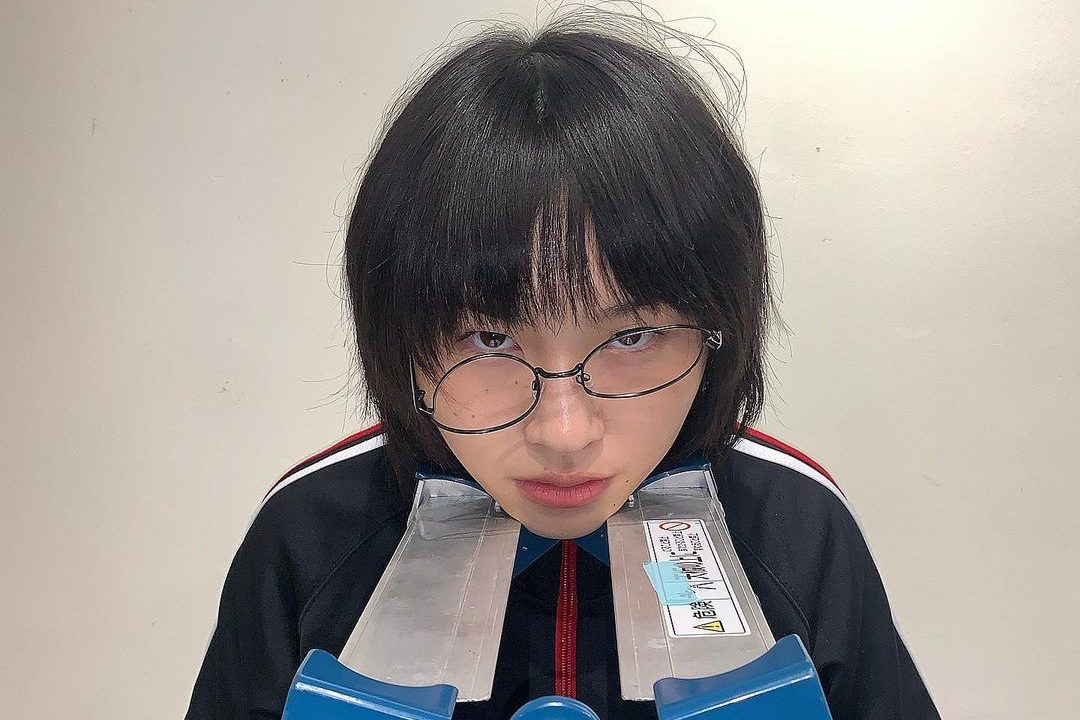 新しい学校のリーダーズ・SUZUKA、目力溢れる“破損メガネ”SHOTに反響