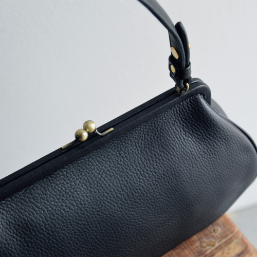 Yammart(ヤマート)カウレザーがま口ラウンド型ハンドバッグ