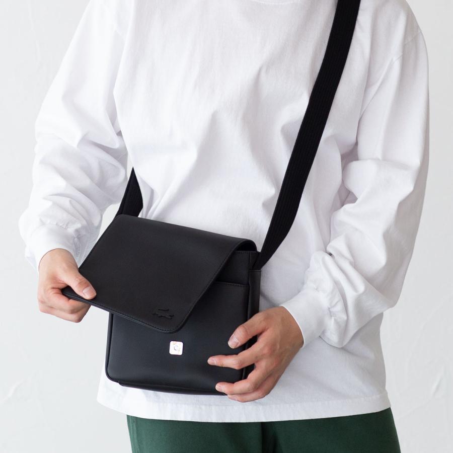 LACOSTE（ラコステ） メンズ クラシック スリムフラップ サッチェル