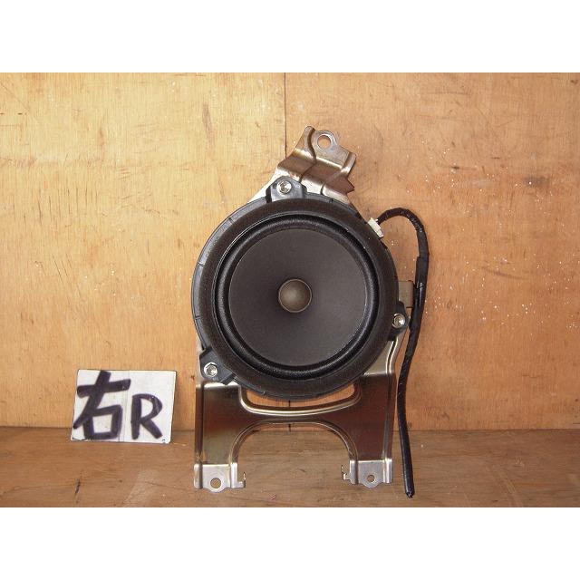 ヴォクシー DBA-ZRR70W 右リアスピーカー 純正品番86160-28720 管理