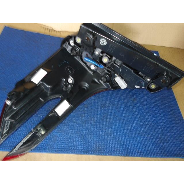 アルファード 右テールランプ 58-75/58-79 207182 : 有限会社尼岡産業