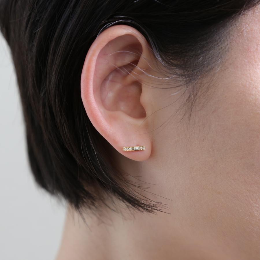 Avaron（アヴァロン） バゲットカット ダイヤモンド バー ピアス