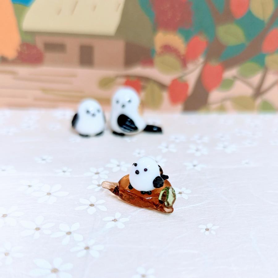 ガラス細工 切り株とシマエナガ（ミニミニ）黒 ミニチュア 雑貨 置物