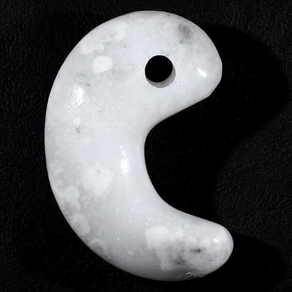 糸魚川翡翠 勾玉 縦約3cm 氷翡翠 アイスジェダイト 白翡翠 産地証明書