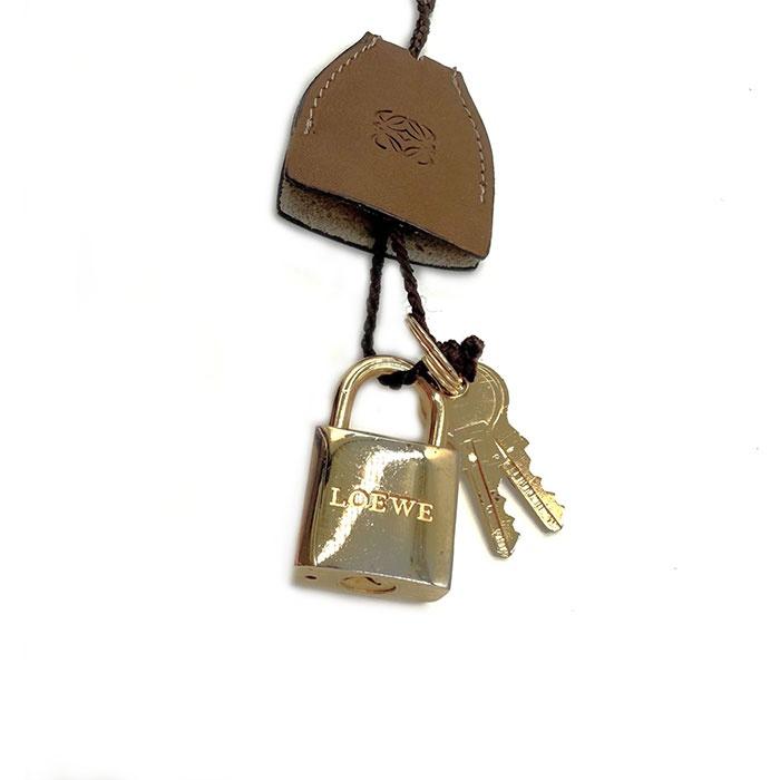 ロエベ LOEWE カデナ 南京錠 カギ チャーム パドロック レザー