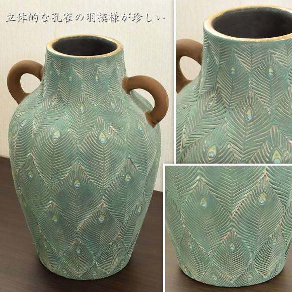 淡い緑色の彫刻模様の花瓶 淡い緑色の彫刻模様の花瓶 淡い緑色の彫刻