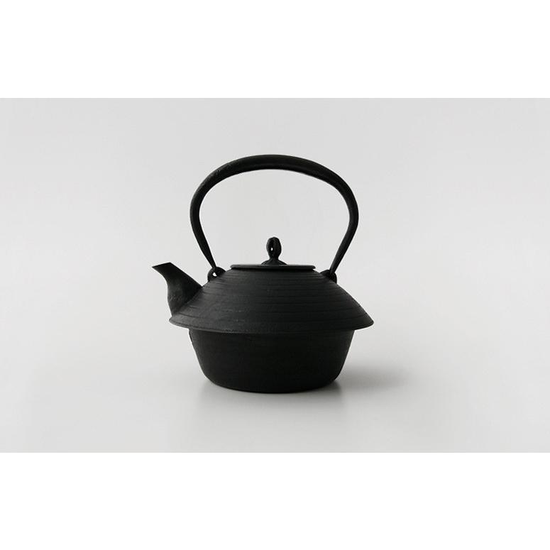 東屋 鉄瓶 南部鉄器 やかん 釜定 あられ 0.9L 白湯 直火 IH対応 ケトル