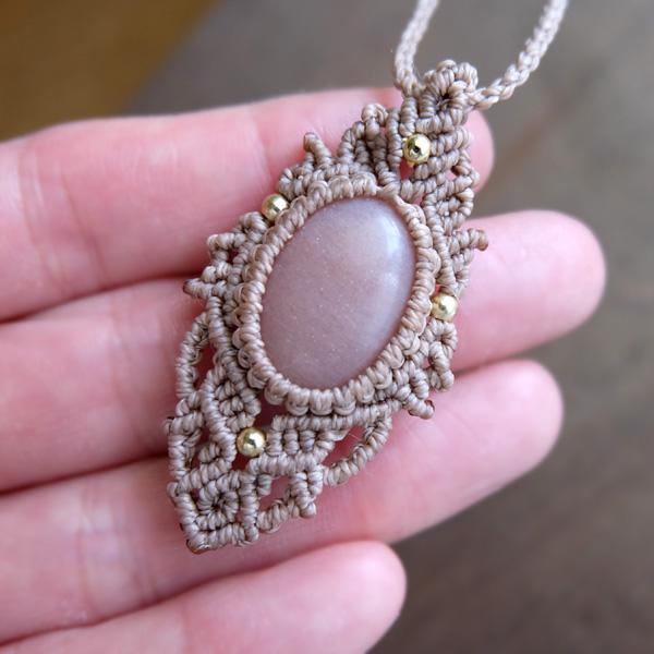 サンストーン（スリランカ産）マクラメ編みペンダントネックレス