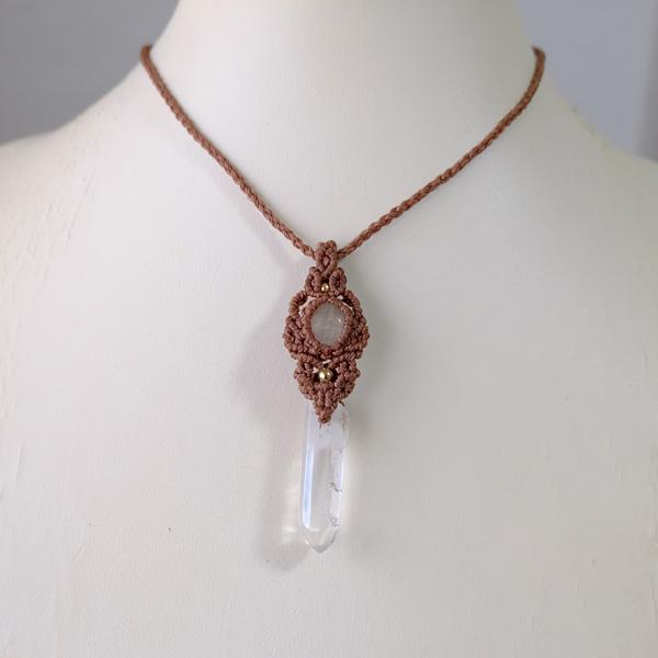 水晶ポイント原石・ルチルクォーツ（ブラジル産）マクラメ編み