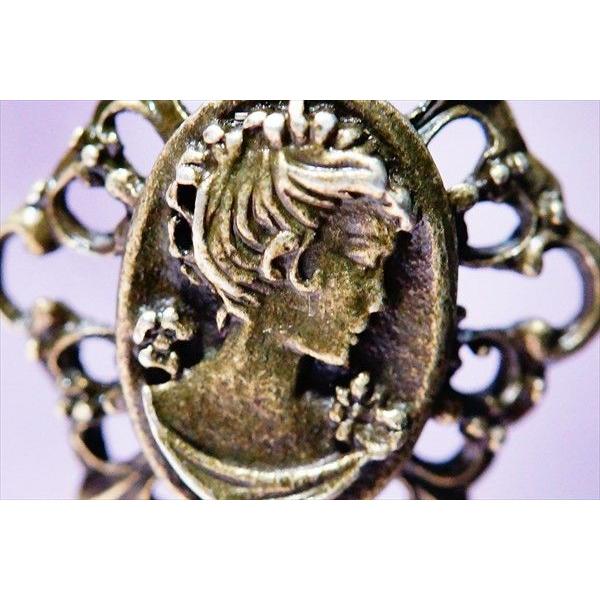 アンティークゴールドカラー メタルカメオ 花飾り女性の横顔レリーフ