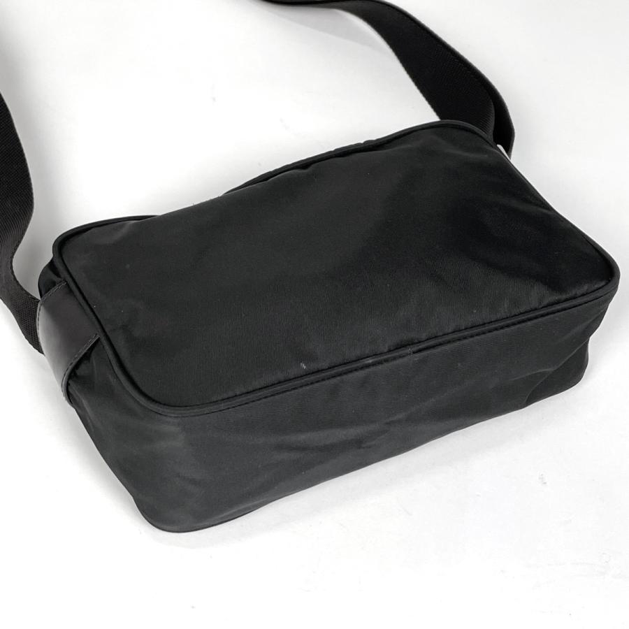 PRADA（プラダ） ロゴプレート ショルダーバッグ 斜め掛け ショルダー