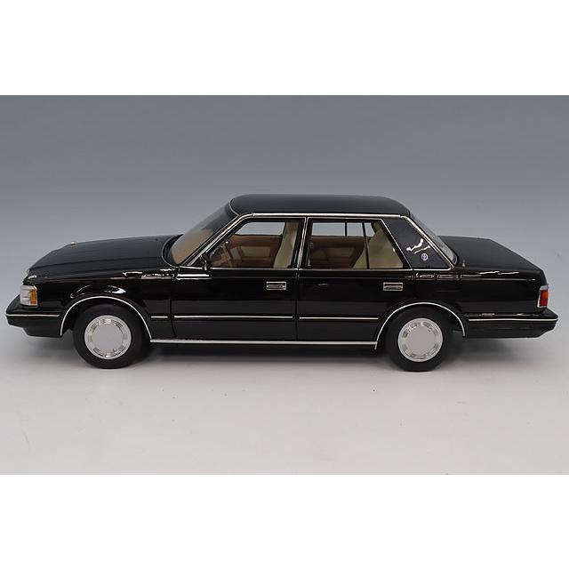 XiaoGuang MODEL 1/18 トヨタ クラウン MS122 ブラック (内装ベージュ