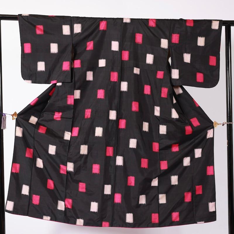 着物 紬 銘仙 黒 ショッキングピンク 薄ピンク 幾何学模様 /1092