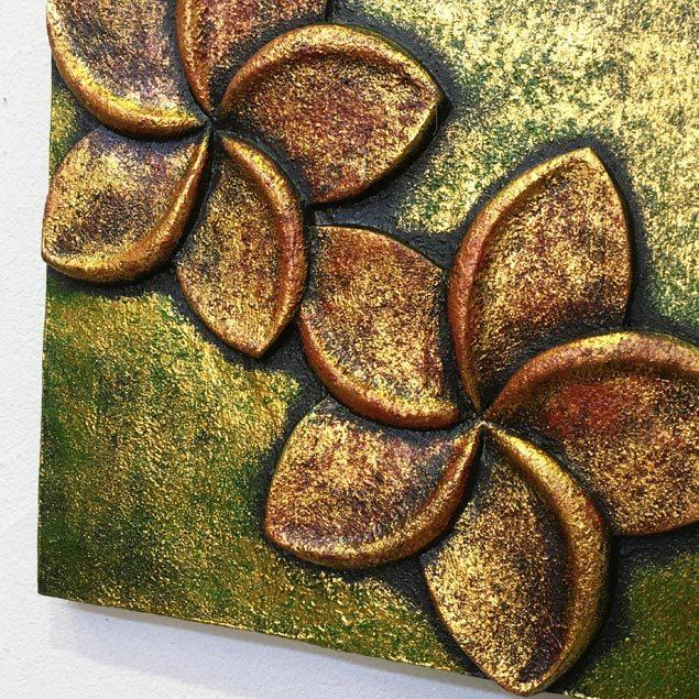 アート感溢れるデザインが素敵な 木製 壁掛けレリーフ ゴールド 花