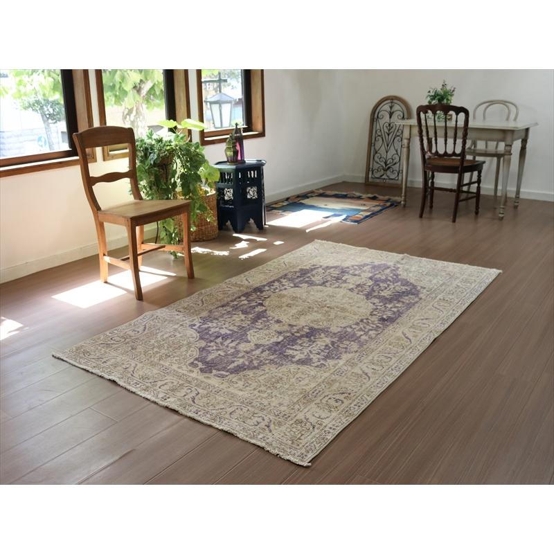 118×207 ベージュ×グリーン 花柄と縁取り トルコヴィンテージラグ 118