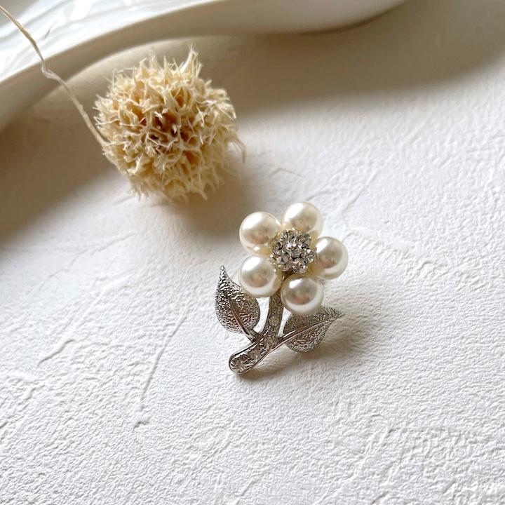 ブローチ レディース 花 パール ラインストーン 一輪 シルバー