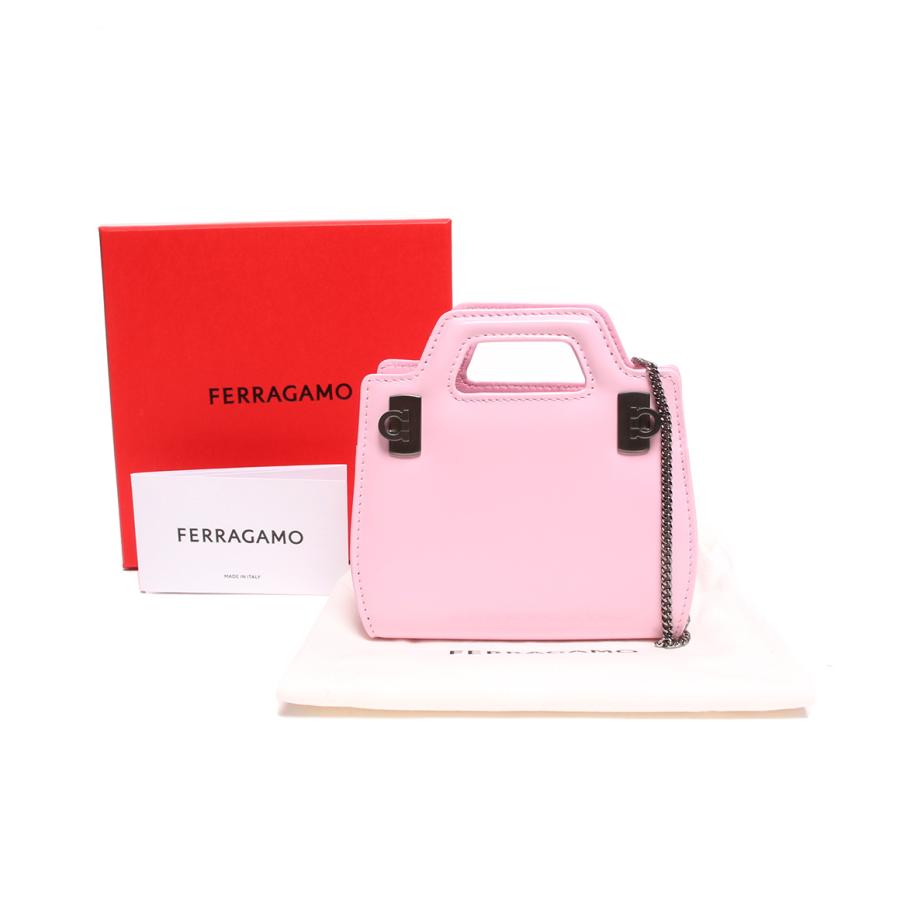 美品 サルヴァトーレフェラガモ チェーンレザーショルダーバッグ