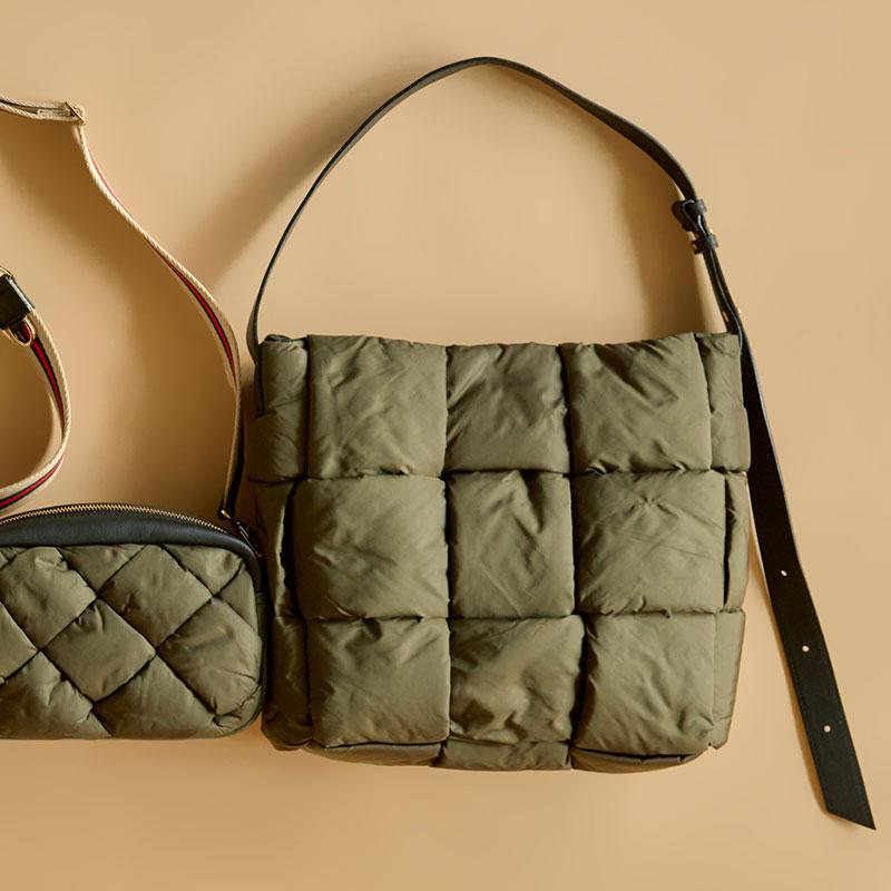 VIOLAd'ORO（ヴィオラドーロ） ショルダーバッグ ボンディングナイロン