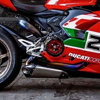 ドゥカティ パニガーレ ストリートファイター V2 フルエキ マフラー