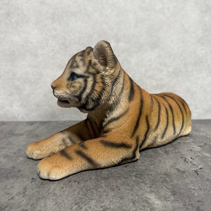 置物 動物 寝そべるタイガー 中 虎グッズ 高さ15cm woobia おしゃれ