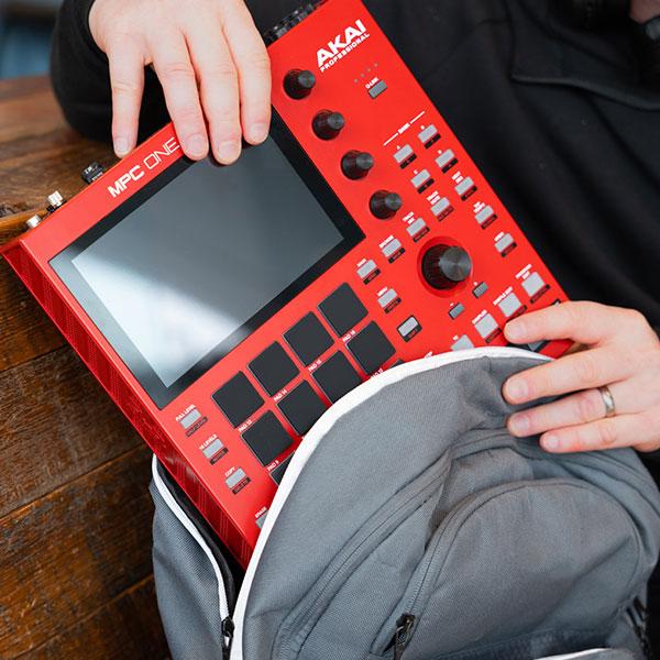 ダストカバープレゼント》 AKAI MPC ONE+ サンプラー グルーヴマシーン