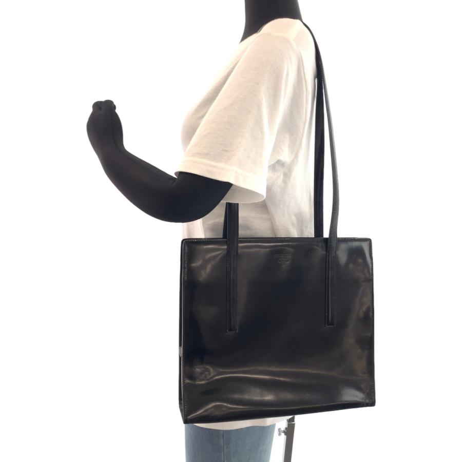 PRADA（プラダ） ロゴ型押し ブラック 黒 シルバー金具 エナメル B6010