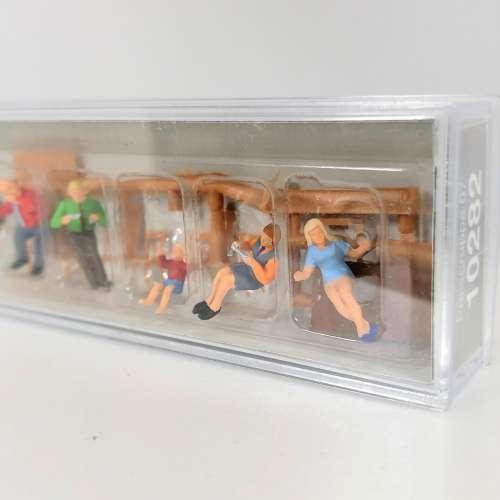 Preiser 1/87 ミニチュア ジオラマ フィギュア 食事をする家族(10282