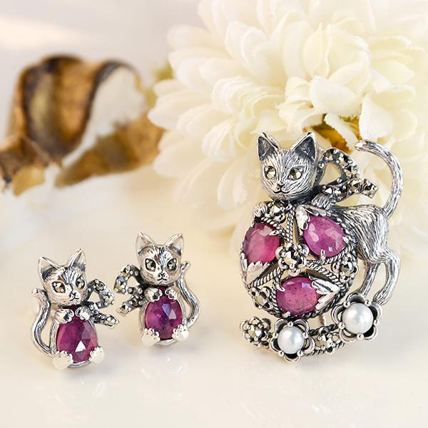 碌山 毬つき猫の ルビー ブローチペンダント キュートなおしゃれネコ