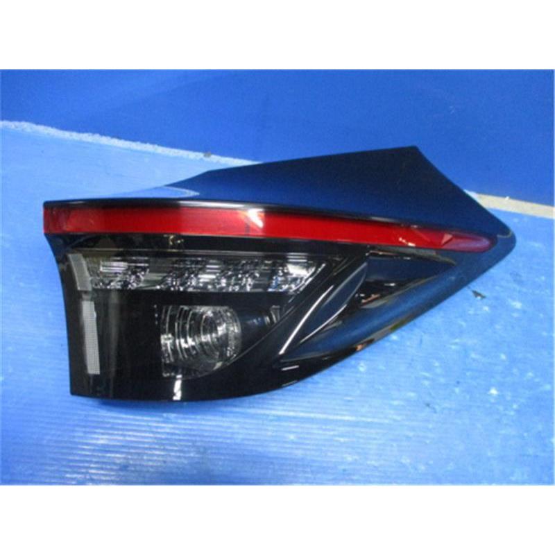 トヨタ 純正 ヤリスクロス 《 MXPJ10 》 右テールランプ P70200