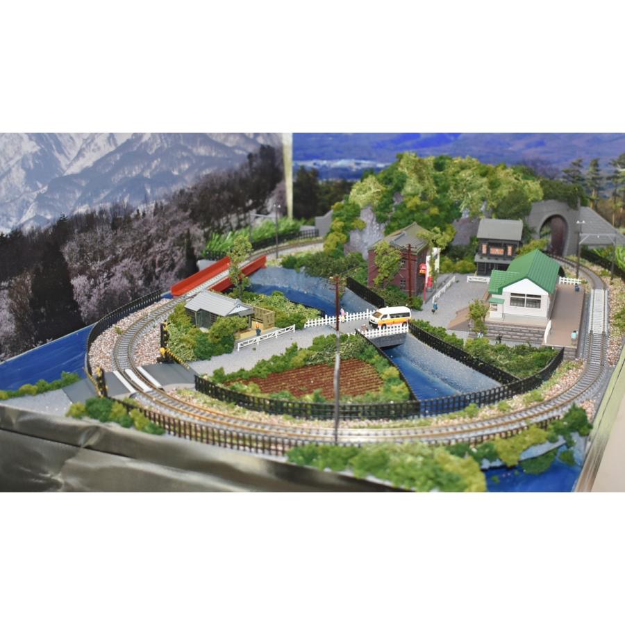 鉄道模型 ジオラマ小型レイアウト 単線60x45cm 昭和の駅前と川※DC
