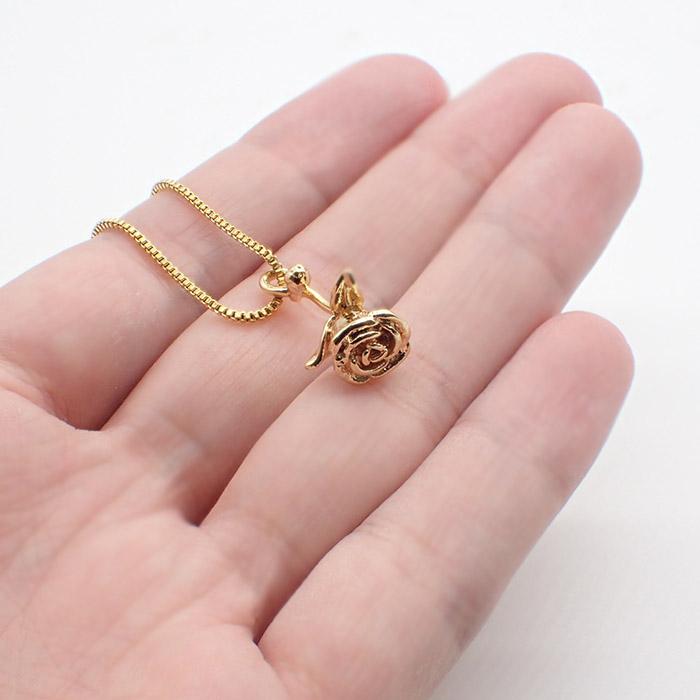 188. チャーム 一輪のバラ ゴールド 1個 ローズ バラ 薔薇 パーツ