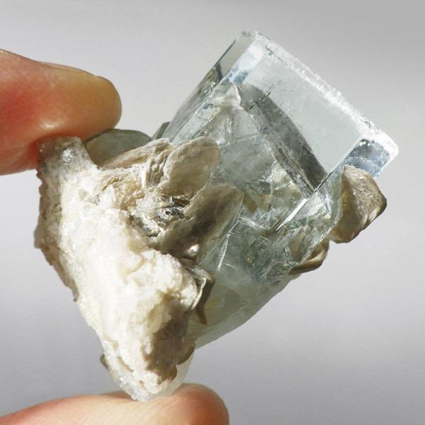 アクアマリン with モスコバイト 結晶 原石 パキスタン産 天然石