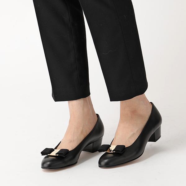FERRAGAMO（フェラガモ） VARA 574571 スムースレザー ヒールパンプス