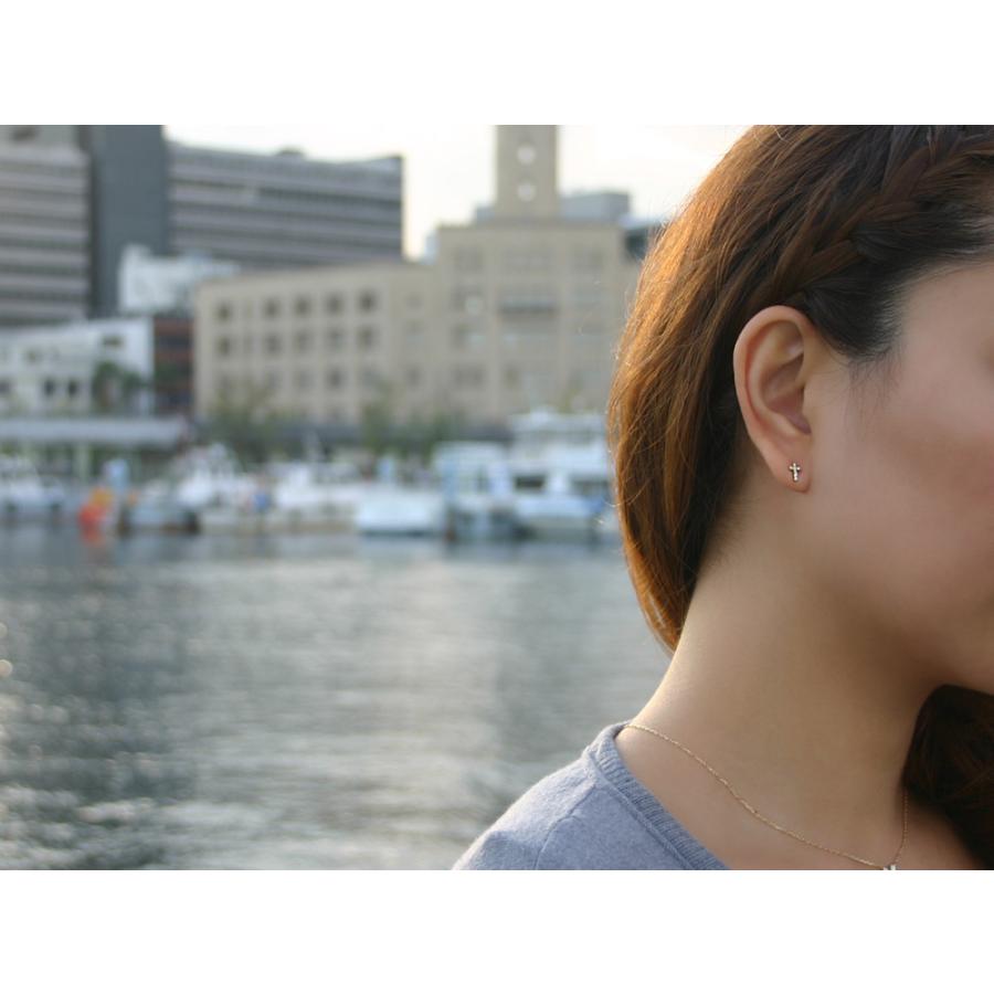 K18 ベイビー クロス ダイヤモンド ピアス 耳元でキラリと輝き、女性
