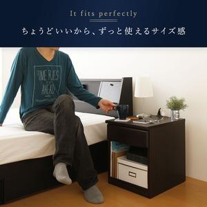 日本製 ナイトテーブル 〔ダークブラウン〕 幅40cm 2口コンセント付き