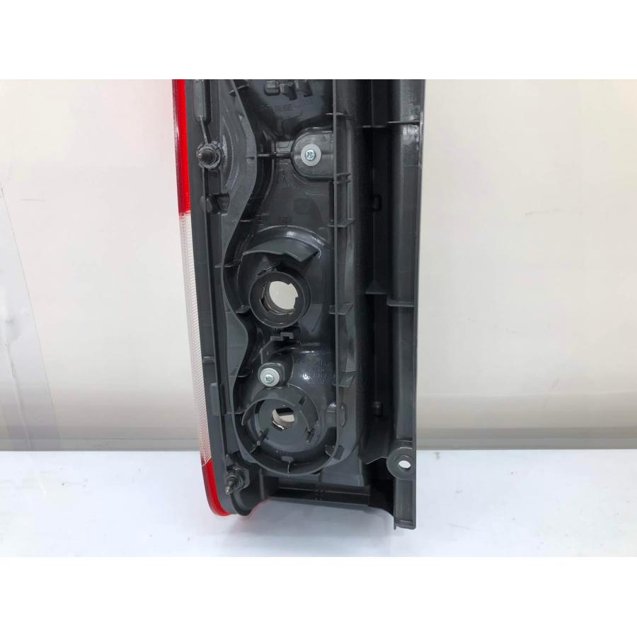 ♪未使用♪ハイエース 200系 7型 純正 テールランプ 右 81551-26443