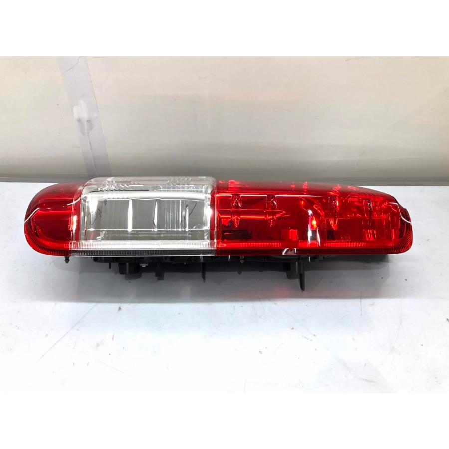 ♪未使用♪ハイエース 200系 7型 純正 テールランプ 右 81551-26443