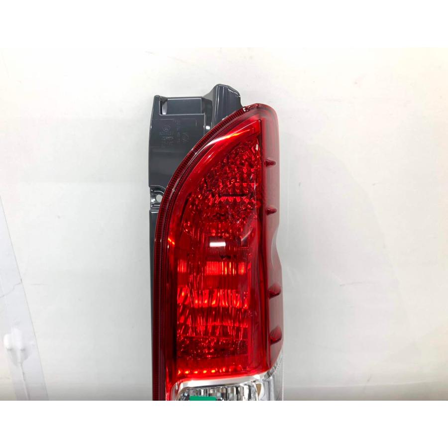 ♪未使用♪ハイエース 200系 7型 純正 テールランプ 右 81551-26443