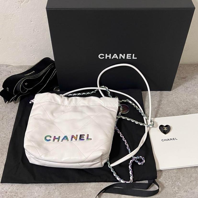 CHANEL（シャネル） 【美品】 CHANEL 22 ミニ ハンドバッグ レザー 白