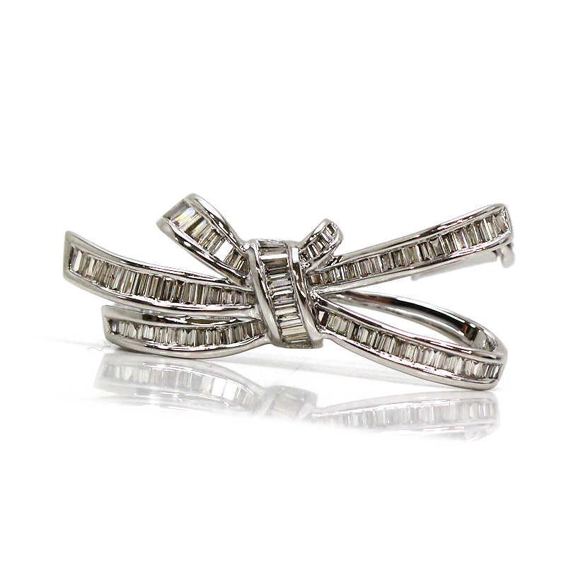 K18WG リボンモチーフブローチ ダイヤモンド 0.56ct 約2.9g 18金