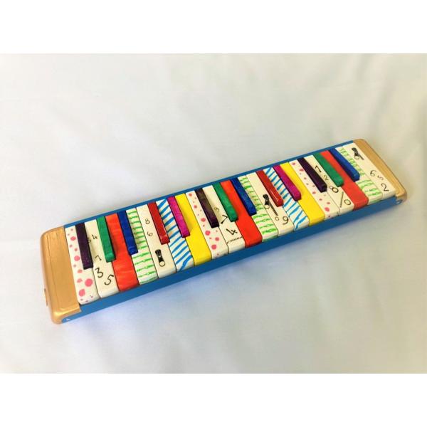 カラフル鍵盤ハーモニカ sugar 楽器アート作品 : JUNK GUITAR ART