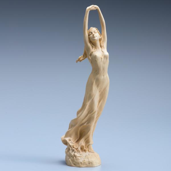 高さ23cm 本黄楊 一木彫り 彫刻 「 魅せられて 」 美人 女性像 天然木