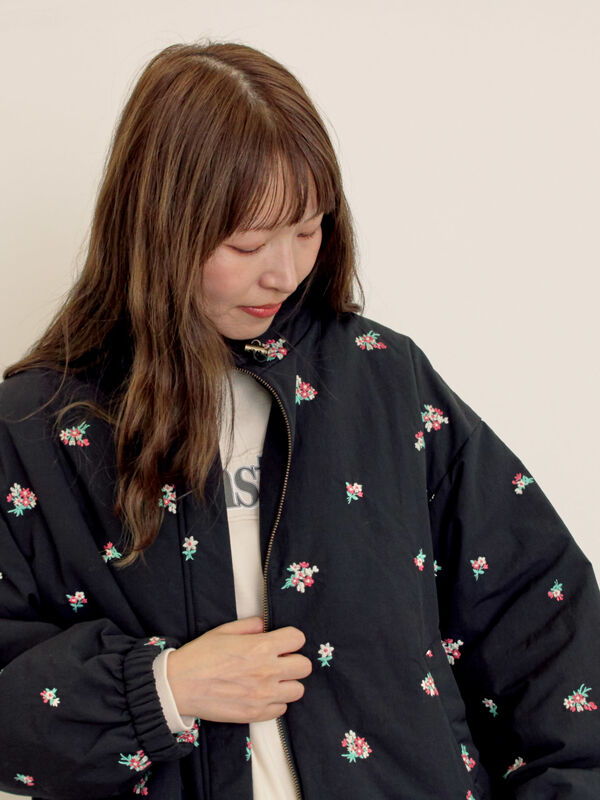 セール】 小花総刺繍中綿ジャケット（ブラック/オレンジ/キナリ