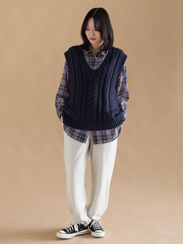 セール】 ケーブルニットベスト（オフホワイト/チャコールグレー